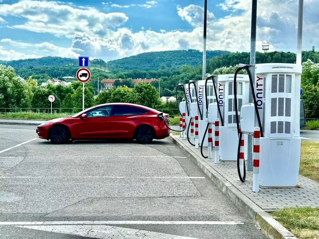 Monitorowanie pozycji Tesli