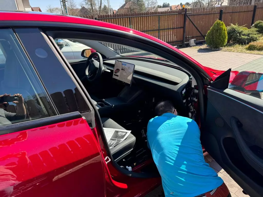 Monitoring GPS pojazdu Tesla
